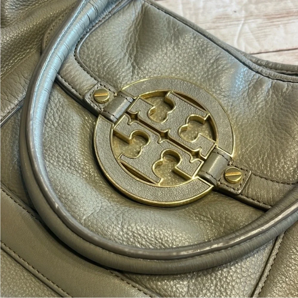 Tory Burch Elegant Pebbled Leather Handbag